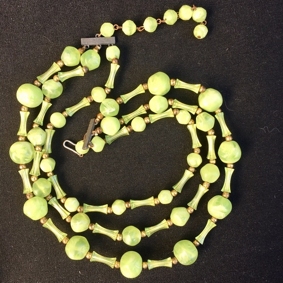 Retro Vintage Green Lucite Triple Strand Necklace - Picture 1 of 6
